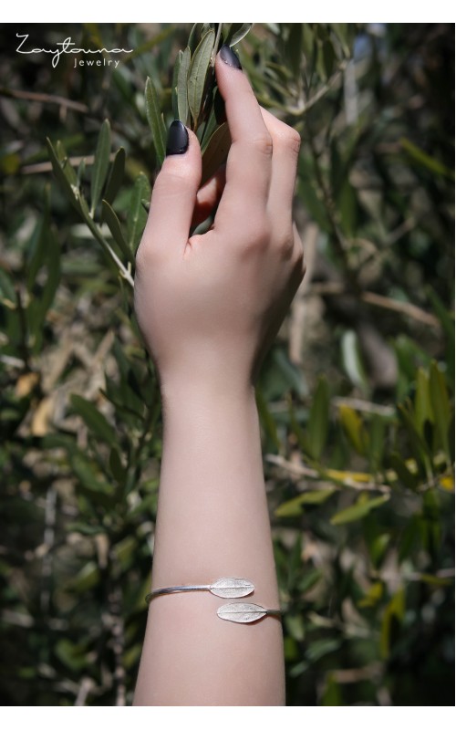 Two facing leaves bracelet 