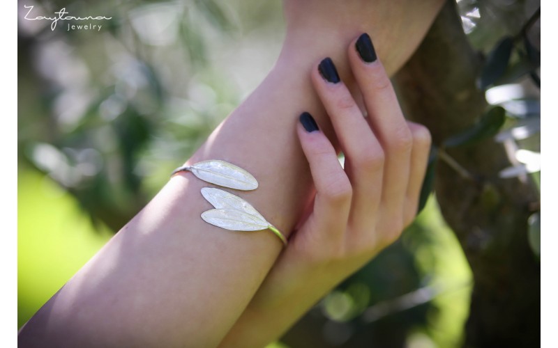 Three Facing Leaves Bracelet 