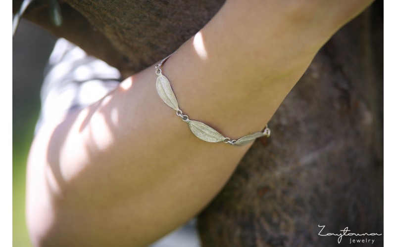 Tip touching 6 leaves bracelet