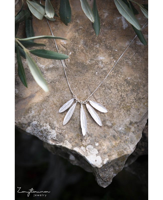Five party leaves necklace
