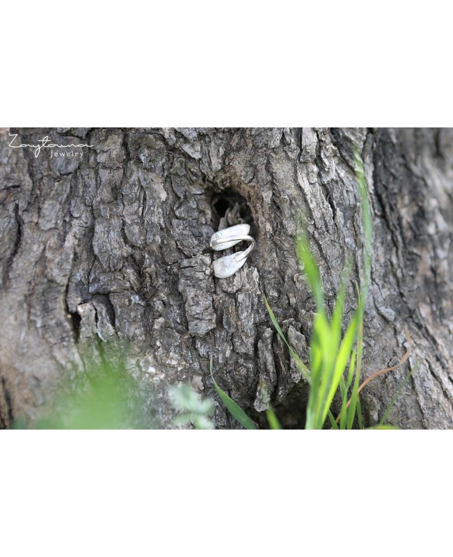 Two facing leaves ring