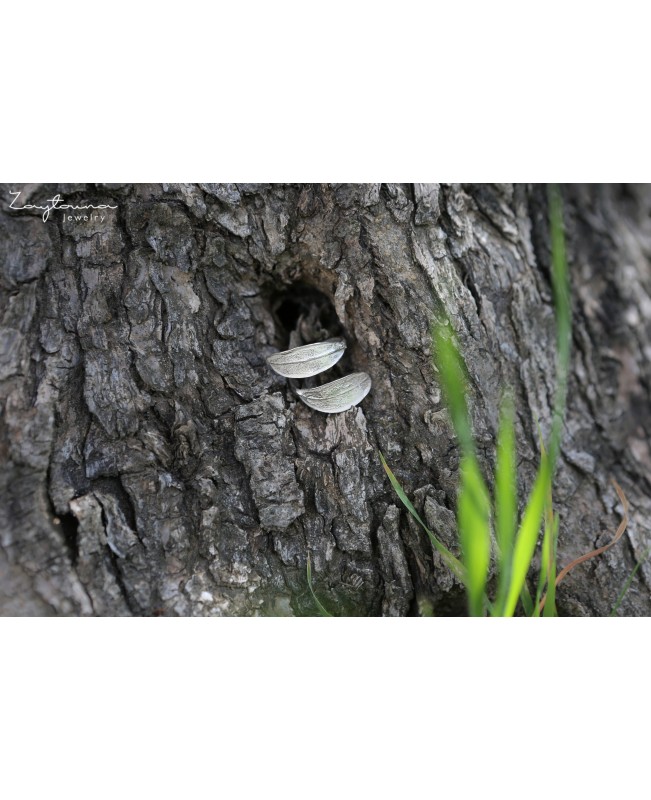 Two facing leaves ring