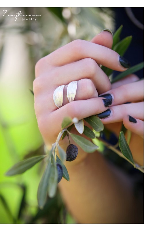 Two facing leaves ring