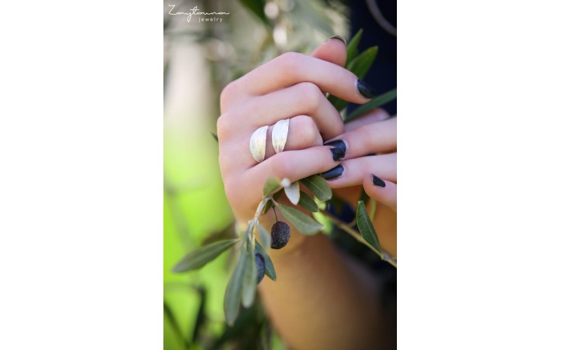 Two facing leaves ring