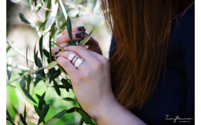 Spring facing leaves ring