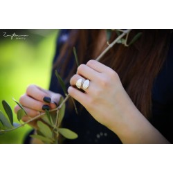 Spring facing leaves ring