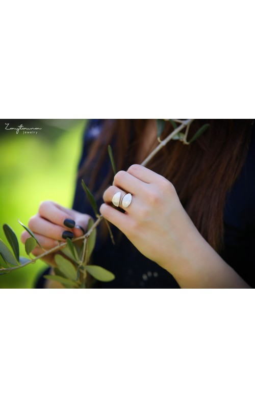 Spring facing leaves ring