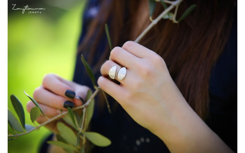 Spring facing leaves ring